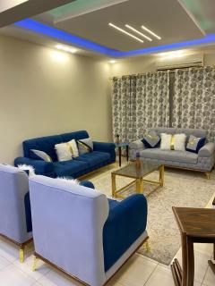 Luxury 3 Bedroom Apartment Prime Location with Elegant Furniture - Kairo - 9