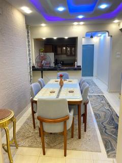 Luxury 3 Bedroom Apartment Prime Location with Elegant Furniture - Kairo - 8