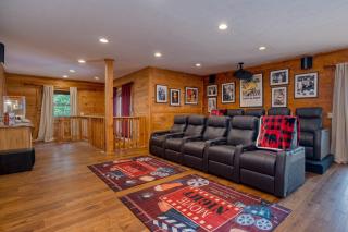 Big Bear Lodge by AvantStay Smoky Mountain Views Hot Tub Theater Game Room - Sevierville - 6