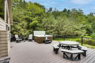 Pennsylvania Cabin Hideaway Hot Tub and Deck! - Belleville - 3