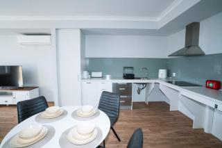 Spacious Karnup Home with 4 Bedrooms Modern Kitchen & Private Parking - Karnup - 9