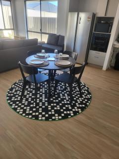 Spacious Karnup Home with 4 Bedrooms Modern Kitchen & Private Parking - Karnup - 5