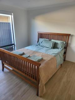 Spacious Karnup Home with 4 Bedrooms Modern Kitchen & Private Parking - Karnup - 1