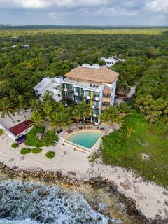 Angelina 28 Beachfront and Family Apartments - Modern and Relaxing Long Stays - 20 min from Cancun Airport - 0