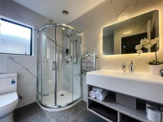 Summer Inn Motel - Newly Renovated, 2 Min Walk to Orewa Beach - 7