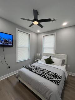 New 1BR Walk to Pats & Genos - 5