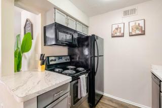 Modern 2BR Galleria Apt, Near NRG, Downtown, Pool, Free Parking - 6