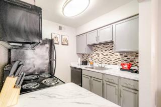Modern 2BR Galleria Apt, Near NRG, Downtown, Pool, Free Parking - Houston - 2