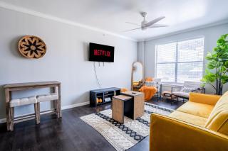 The Dallas Den Sleeps 10 - 7