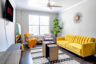 The Dallas Den Sleeps 10 - 8