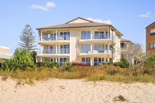 Ocean Whispers - Absolute beach front apartment - 9