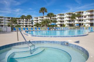 Garden-level condo with patio, 2 pools, gym, tennis & sauna - steps to the beach - 8