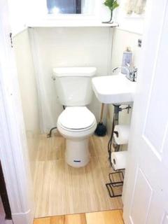 2 Stops to Manhattan, 3 Bedrooms Apt in LIC ! - - 2