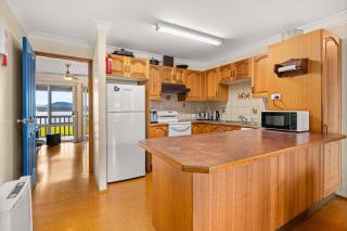 OP Chill Estate - Pet friendly & Waterfront Home - Sleeps 15! - 6