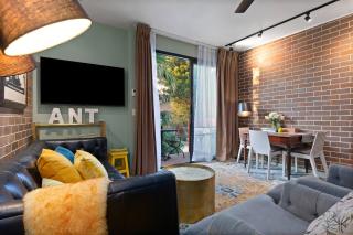 A Unique Artful Hideaway Near Dining and Rail - Sydney - 4