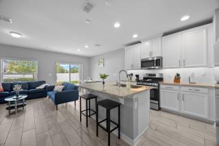 Spacious 3BRD Getaway Near Downtown Sanford - 0