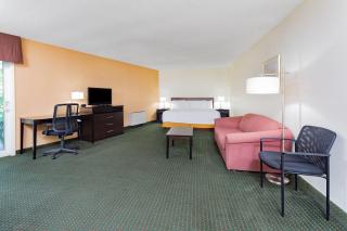 Travelodge by Wyndham Bracebridge - 1