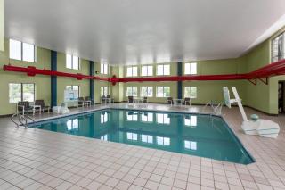 AmericInn & Suites by Wyndham Baraboo Event Center - Baraboo - 2