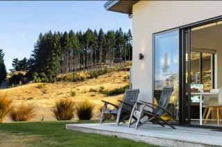 Stunning Lake Wanaka Retreat - 4