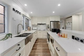 Trendy 4BR Petersham Stay Steps from Top Cafés - Sydney - 3