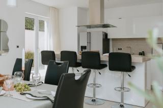 Villa Oleander by Domus Mirus - Rooftop Cinema & Pool & 6min Walk to Beach - 6