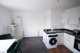 Studio flat - ideal for Heathrow & Slough Business - Slough - 9