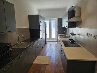 Spacious 5 bedroom and 5 bathroom home in Croydon - Thornton Heath - 9