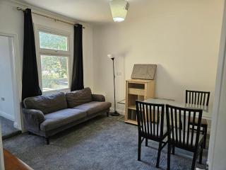 Spacious 5 bedroom and 5 bathroom home in Croydon - Thornton Heath - 0
