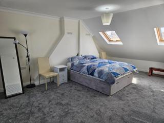 Spacious 5 bedroom and 5 bathroom home in Croydon - Thornton Heath - 1