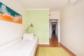 3BR Apt w Balcony and Sea View - 6