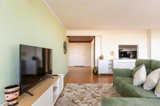 3BR Apt w Balcony and Sea View - 3