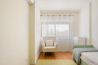 3BR Apt w Balcony and Sea View - 2