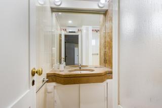 3BR Apt w Balcony and Sea View - 1