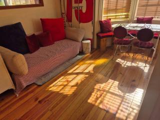 Two Top Central Unique Artisan Beach Studios - Spa Cabin inside - 2