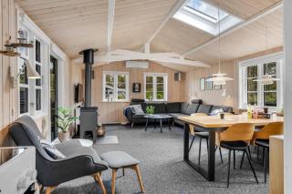 Lovely Renovated Holiday Home, With Large Enclosed Terrace, In Vorupør By The North Sea - 7