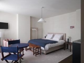Bright & Cozy Studio near the Beach - 4