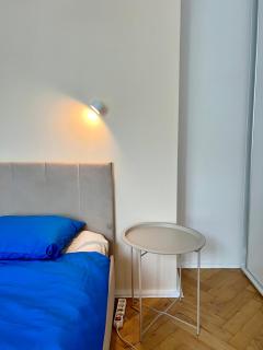 Duże, słoneczne i spokojne dwupokojowe mieszkanie w centrum miasta - 1