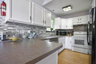 5 Bedroom Cozy Retreat Lakefront - 2