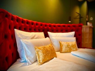 Red Velvet-Romantik Appartement mit Balkon & Flussblick - Das Alpenzeit im Zentrum mit Parkplatz - Bad Aussee - 3