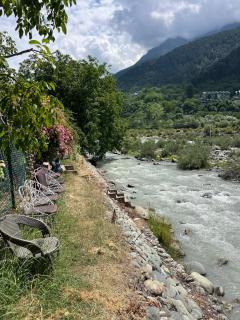 Birdsong 5BR Stay with Riverside by Homeyhuts - Pahalgām - 8