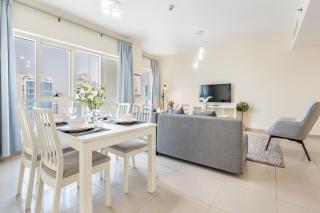 Lakeside 2BR, Steps from Metro & Almas West Lake, Quick Drive to Ain Dubai & Beach, Lakepoint N2, JLT by Deluxe Holiday Homes - 9