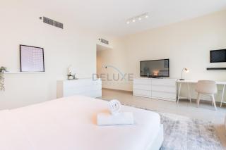 Lakeside 2BR, Steps from Metro & Almas West Lake, Quick Drive to Ain Dubai & Beach, Lakepoint N2, JLT by Deluxe Holiday Homes - 2