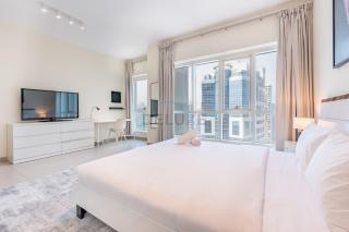 Lakeside 2BR, Steps from Metro & Almas West Lake, Quick Drive to Ain Dubai & Beach, Lakepoint N2, JLT by Deluxe Holiday Homes - 1