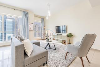 Lakeside 2BR, Steps from Metro & Almas West Lake, Quick Drive to Ain Dubai & Beach, Lakepoint N2, JLT by Deluxe Holiday Homes - 5