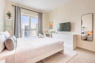 Lakeside 2BR, Steps from Metro & Almas West Lake, Quick Drive to Ain Dubai & Beach, Lakepoint N2, JLT by Deluxe Holiday Homes - 6