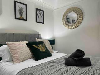 Town Centre Flat with Free Parking - Long Stays Accepted - Strood - 3