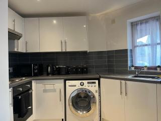 Town Centre Flat with Free Parking - Long Stays Accepted - 1