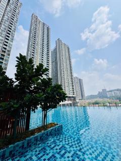 Comfy 3BR,OKR, Gym & Pool near Mid Valley, Netflix - 8