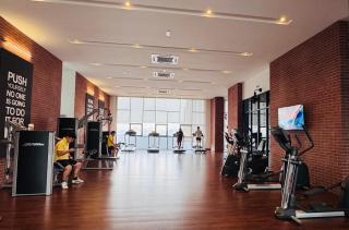 Comfy 3BR,OKR, Gym & Pool near Mid Valley, Netflix - 1