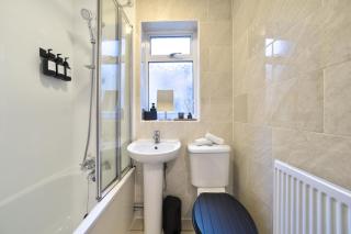 STUNNING TWO BED PROPERTY In WEST LND, NEAR TRAIN STATION - 7